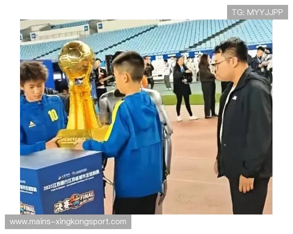 冠军奖杯巡回展，引发城市狂欢