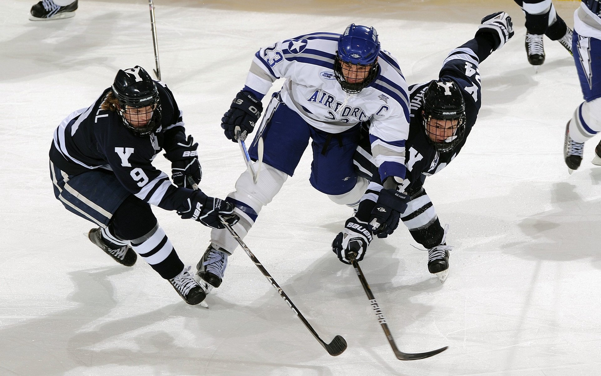 “智能灯光系统”游泳馆实测 夜泳视线更清晰